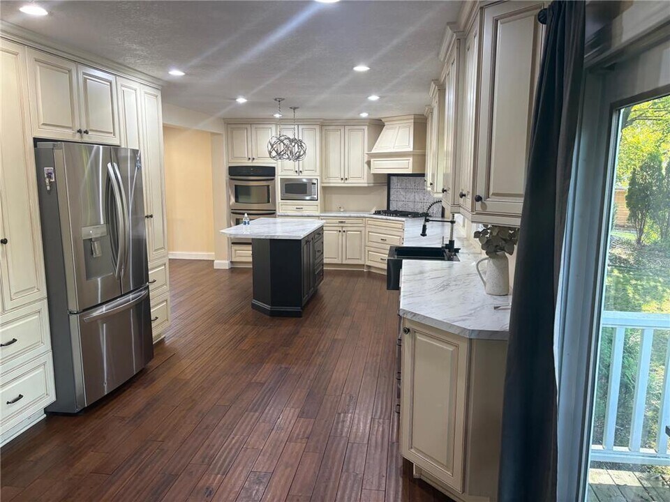 2510 Wellington Cir in Wayzata, MN - Building Photo