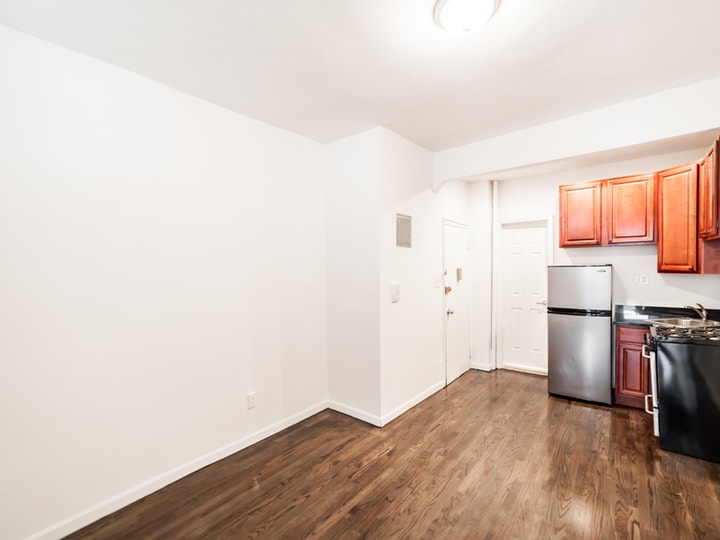 272 E 10th St in New York, NY - Building Photo