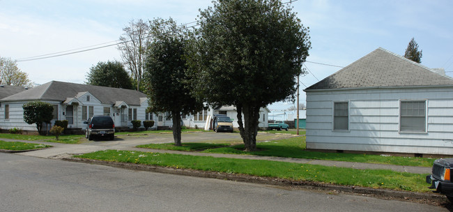 192 E Vine St in Lebanon, OR - Building Photo - Building Photo