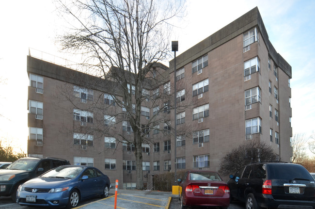 Northern Westchester Hospital Staff Housing in Mt Kisco, NY - Foto de edificio - Building Photo