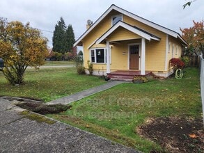 137 W 13th St in Port Angeles, WA - Building Photo - Building Photo