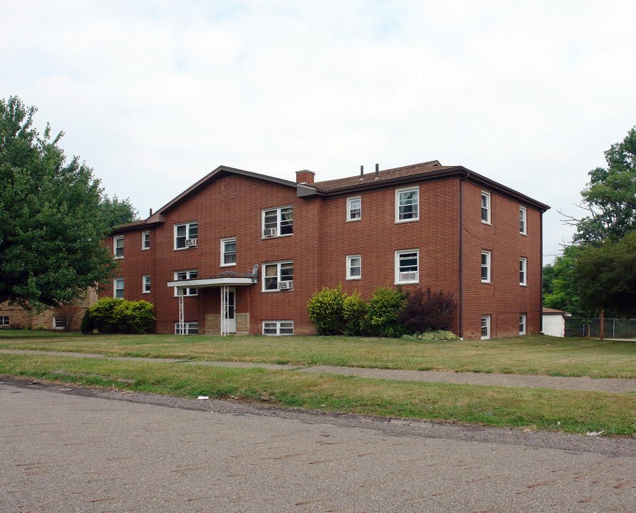 1475 Valentine Cir NW in Canton, OH - Foto de edificio