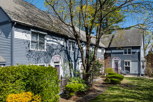 Victorian Courtyard Condominiums in Attleboro, MA - Foto de edificio - Building Photo