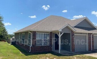982 Clearwater Cir in Catoosa, OK - Building Photo