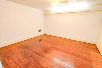 1300 E Cesar Chavez St in Austin, TX - Building Photo - Building Photo