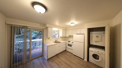 1201 SW Harrier Cir in Oak Harbor, WA - Building Photo - Building Photo