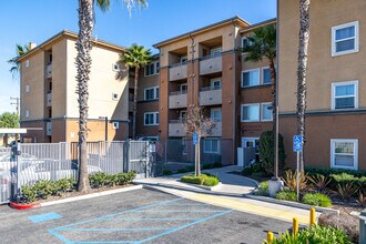 Stonegate II in Anaheim, CA - Foto de edificio - Building Photo