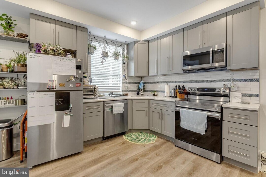 511 Gorgas Ln-Unit -D in Philadelphia, PA - Building Photo