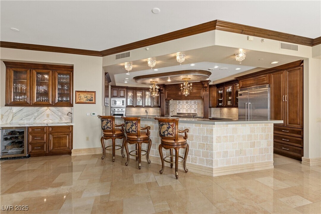 9101 Alta Dr in Las Vegas, NV - Building Photo