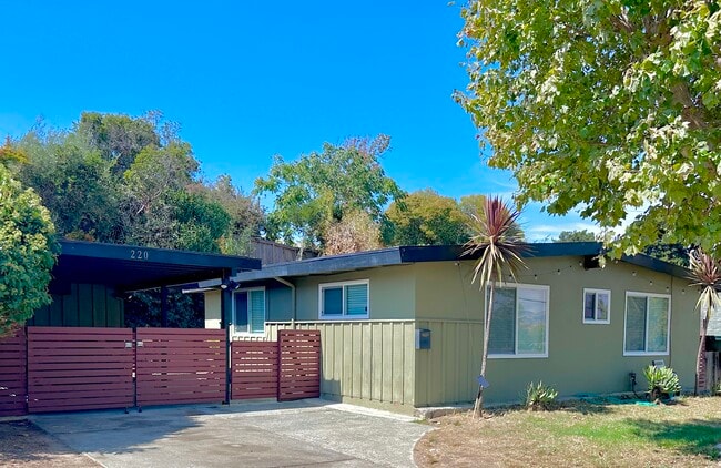 property at 220 Los Altos Pl