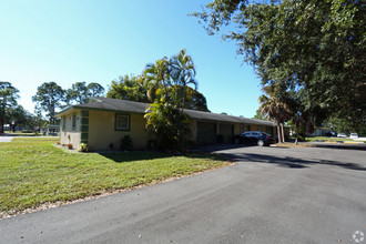 Avalon Apartments in Naples, FL - Building Photo - Building Photo