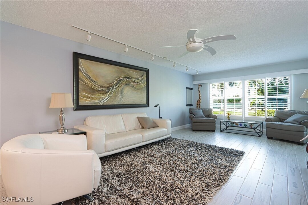 4200 Belair Ln in Naples, FL - Building Photo
