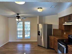 1047 Private Rd 3022 in Elgin, TX - Building Photo - Building Photo