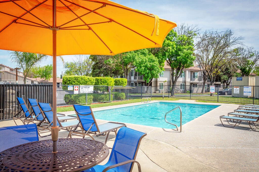 River Oaks Apartments & Townhomes in Hanford, CA - Foto de edificio