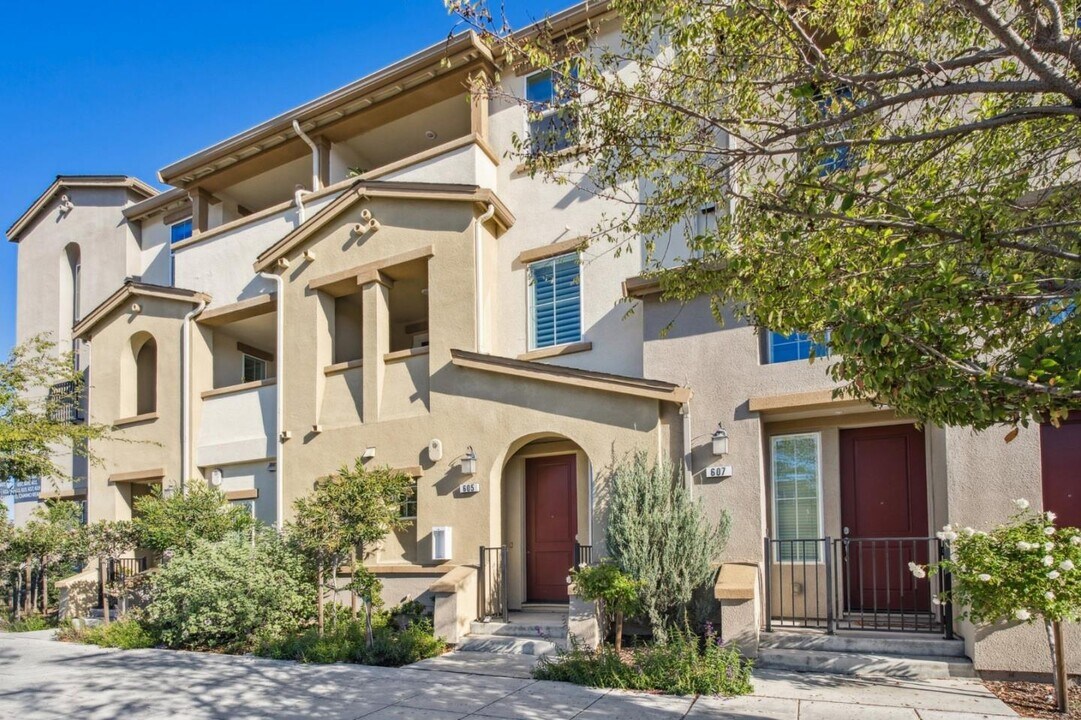 605 El Camino Real in Redwood City, CA - Building Photo