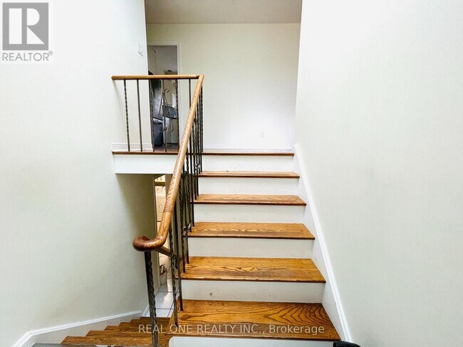 2249 Wyandotte Dr in Oakville, ON - Building Photo - Building Photo