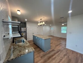 309 Lynch St in Smithville, TX - Building Photo - Building Photo