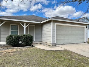215 Madison Ln in Hutto, TX - Building Photo - Building Photo