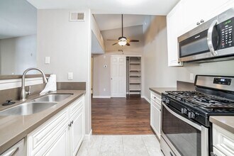 7885 W Flamingo Rd in Las Vegas, NV - Building Photo - Building Photo