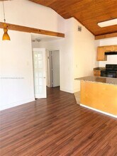 2402 NW 42nd St in Miami, FL - Foto de edificio - Building Photo