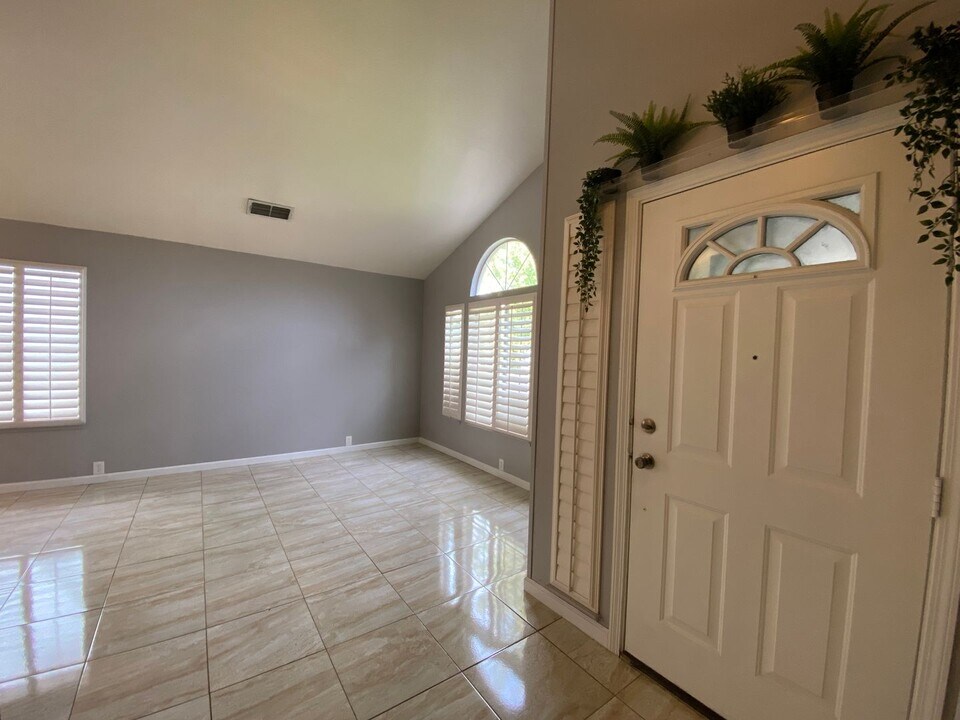 5809 Laguna Quail Way in Elk Grove, CA - Building Photo