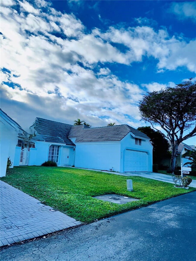 4732 NW 98 Pl in Doral, FL - Building Photo - Building Photo