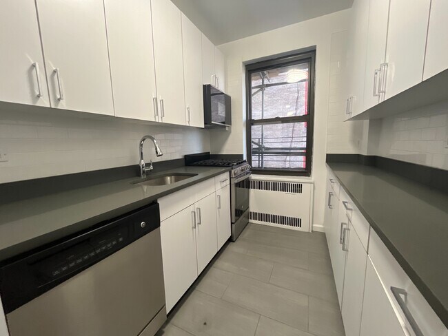 20 Fifth Avenue, Unit 3E in New York, NY - Building Photo - Building Photo