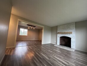 24574 SW Ladd Hill Rd in Sherwood, OR - Building Photo - Building Photo