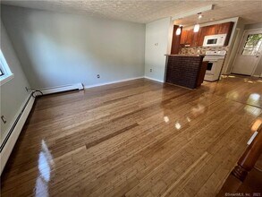300 Meridian St in Groton, CT - Building Photo - Building Photo
