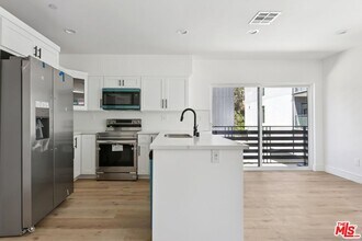 2113 Holly Dr in Los Angeles, CA - Building Photo - Building Photo