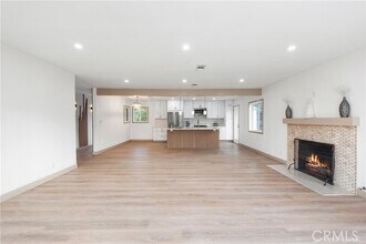 7009 Hatillo Ave in Winnetka, CA - Foto de edificio - Building Photo