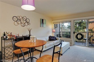 130 105th Ave SE-Unit -Apt 218 in Bellevue, WA - Building Photo - Building Photo