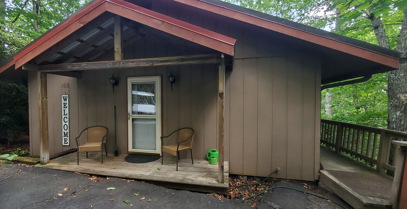 168 Galax Loop in Newland, NC - Building Photo