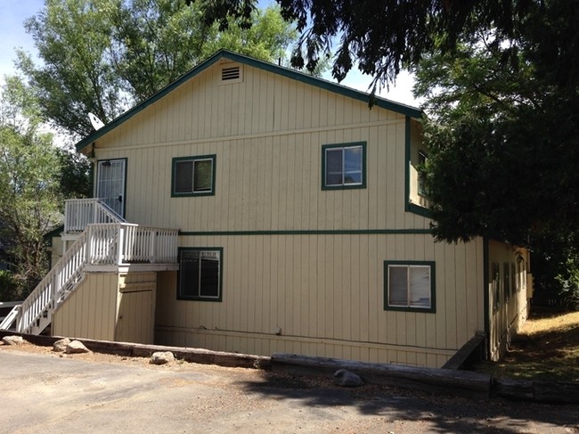 643 S Weed Blvd in Weed, CA - Building Photo - Building Photo