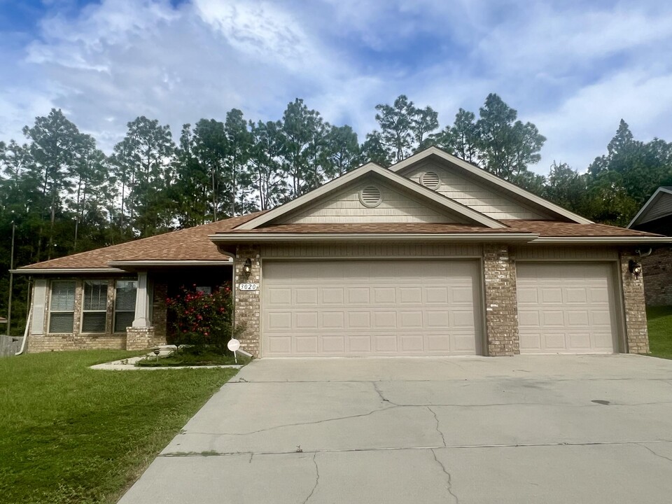 3020 Crown Creek Cir in Crestview, FL - Building Photo