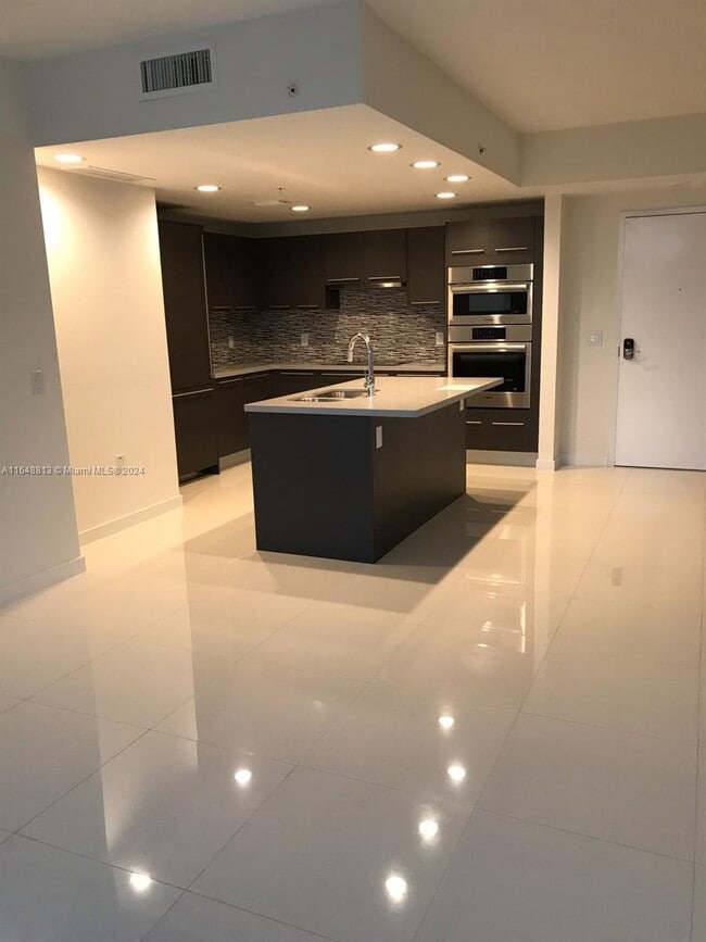 7661 NW 107th Ave, Unit 211 in Doral, FL - Foto de edificio - Building Photo