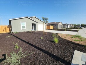 8921 Kemi St in Bakersfield, CA - Building Photo - Building Photo