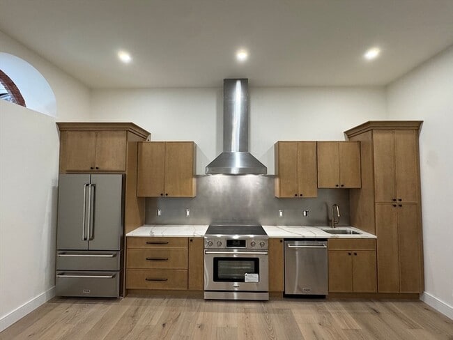 100 Captains Row, Unit 104 in Chelsea, MA - Foto de edificio - Building Photo
