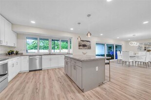 4901 W Park Rd in Hollywood, FL - Building Photo