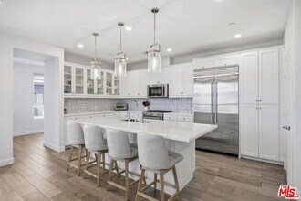 12510 W Fielding Circle in Los Angeles, CA - Building Photo - Building Photo