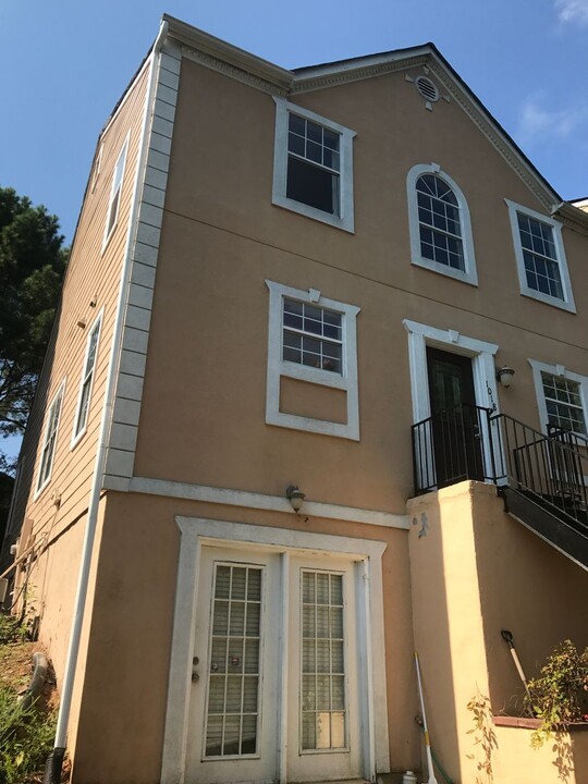 1018 Plantation Way in Kennesaw, GA - Foto de edificio