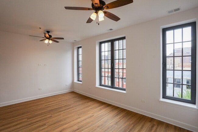 3160 N Broadway, Unit 402 in Chicago, IL - Building Photo - Building Photo