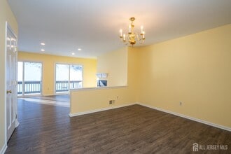 42 Chicopee Dr in Princeton, NJ - Foto de edificio - Building Photo