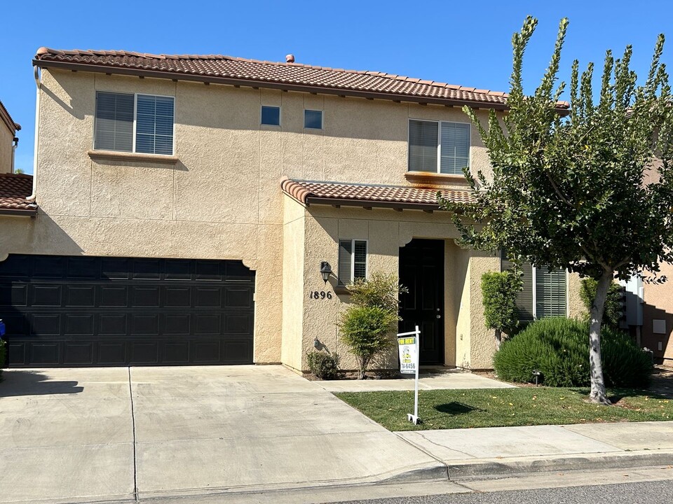 1896 W Roby Ave in Porterville, CA - Foto de edificio