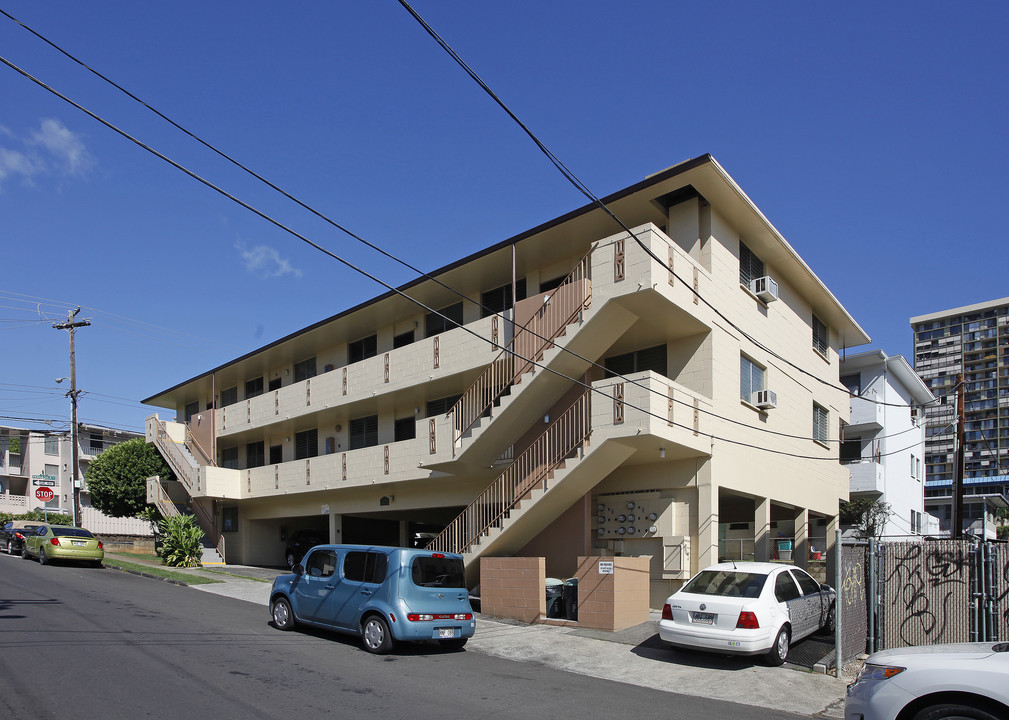 1106 Hassinger St in Honolulu, HI - Building Photo