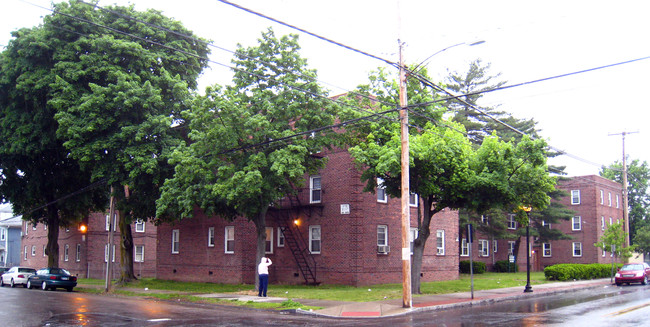 1465 E Main Street in Bridgeport, CT - Building Photo - Building Photo