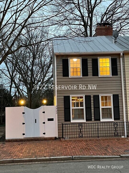3422 Reservoir Rd NW in Washington, DC - Building Photo