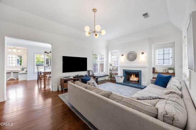 1869 Galbreth Rd in Pasadena, CA - Foto de edificio - Building Photo