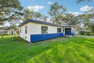1121 Meyers St in Clute, TX - Building Photo - Building Photo