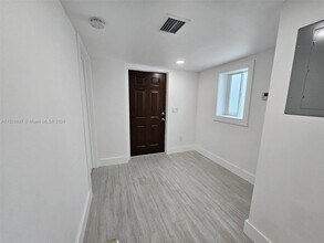 1488 NW 33rd St, Unit REAR in Miami, FL - Building Photo - Building Photo